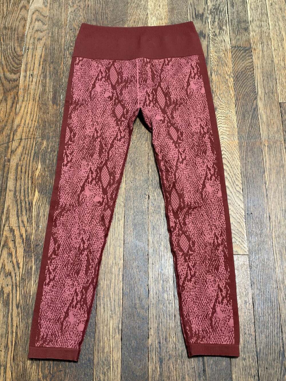 Fabletics High-Waisted Seamless Snakeskin 7/8 Leggings Red Burgundy Small